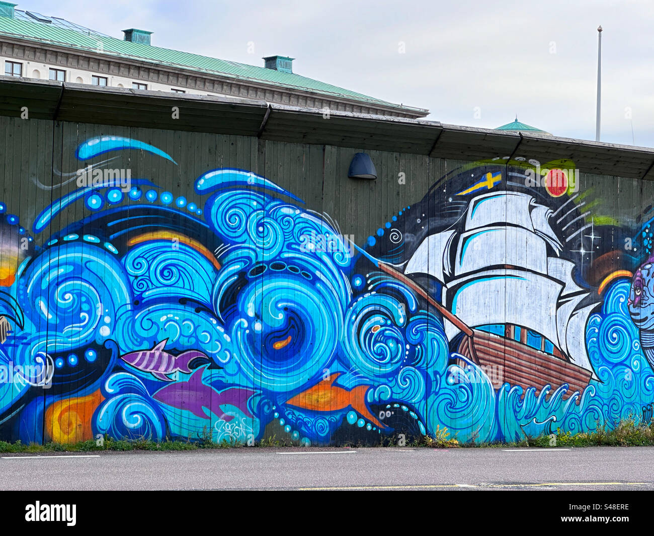 Parte di un murale raffigurante una nave a vela sul mare, che conduce al porto di Lilla Bommen, Gothenburg, Svezia. Foto Stock