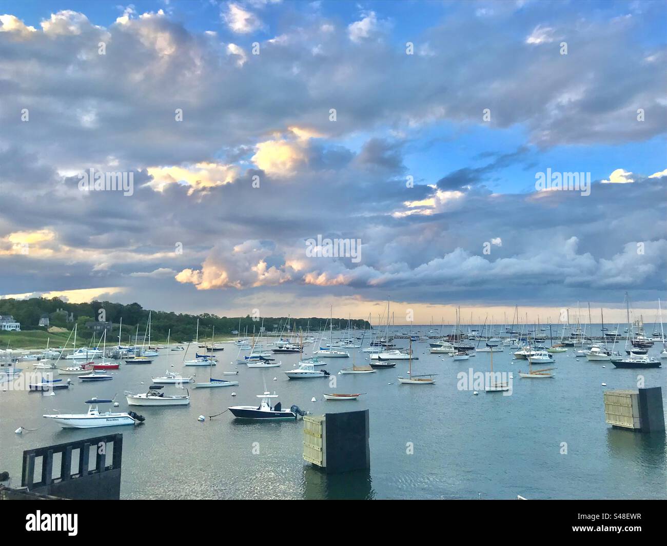 Il sole estivo tramonta sul porto nella comunità Vineyard Haven di Tisbury, sull'isola di Martha's Vineyard. - Immagine stock catturata con smartphone