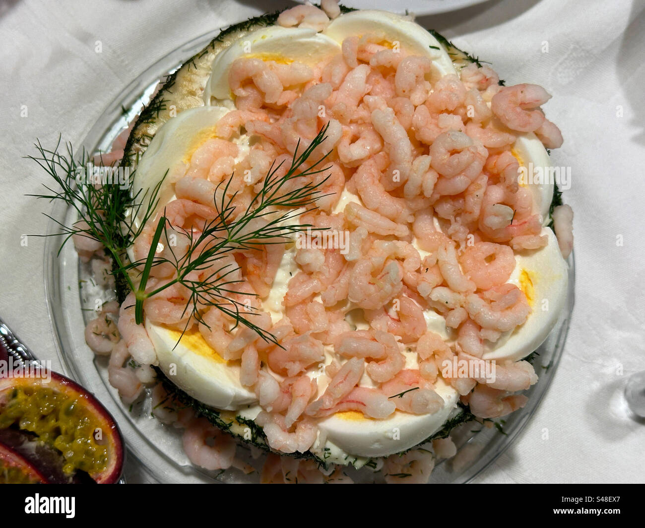 Tradizionale Smörgåstårta svedese (torta svedese) con gamberi e uovo sodo. Foto Stock