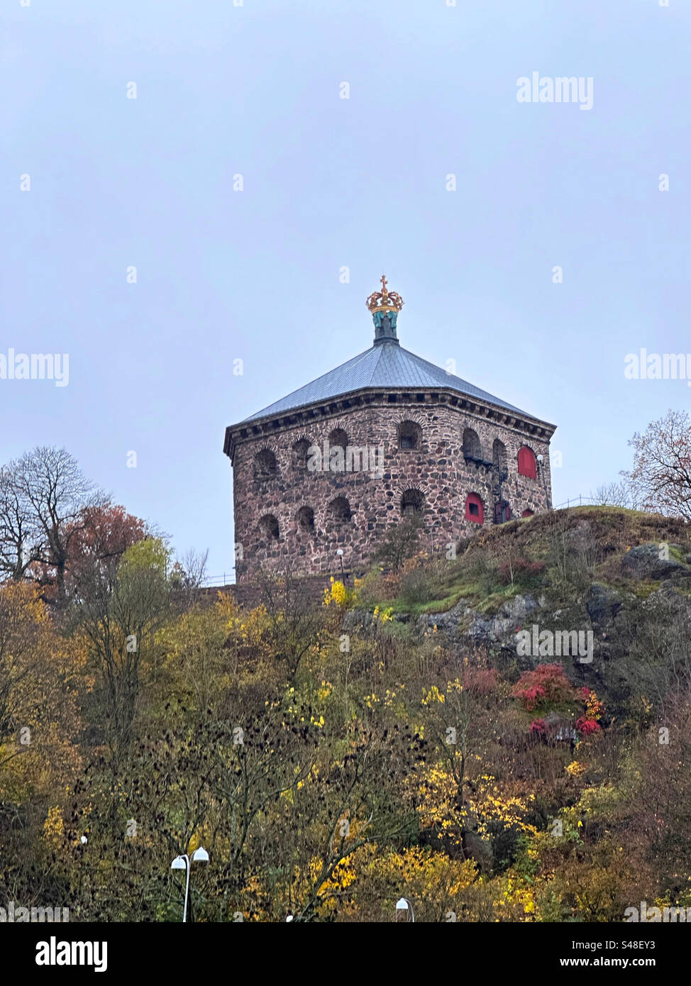 Skansen Kronan è una fortezza su Risåsberget, una collina nel distretto di Haga di Gothenburg, Svezia. È una delle due fortezze costruite per proteggere la città dall'invasione dei danesi. Foto Stock