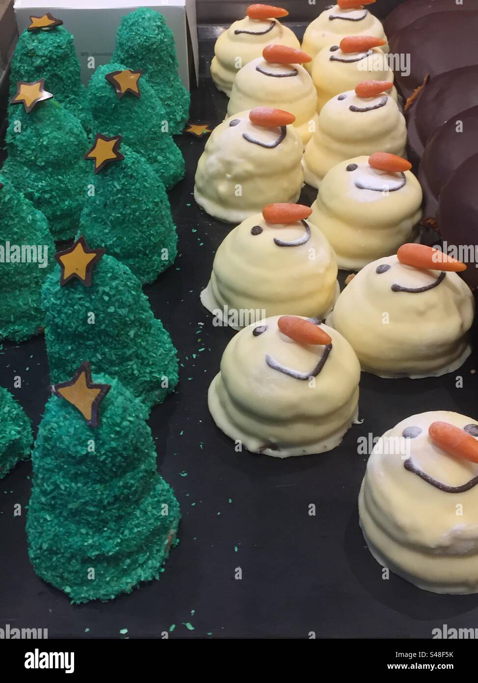 Torte di Natale pupazzo di neve e alberi Foto Stock