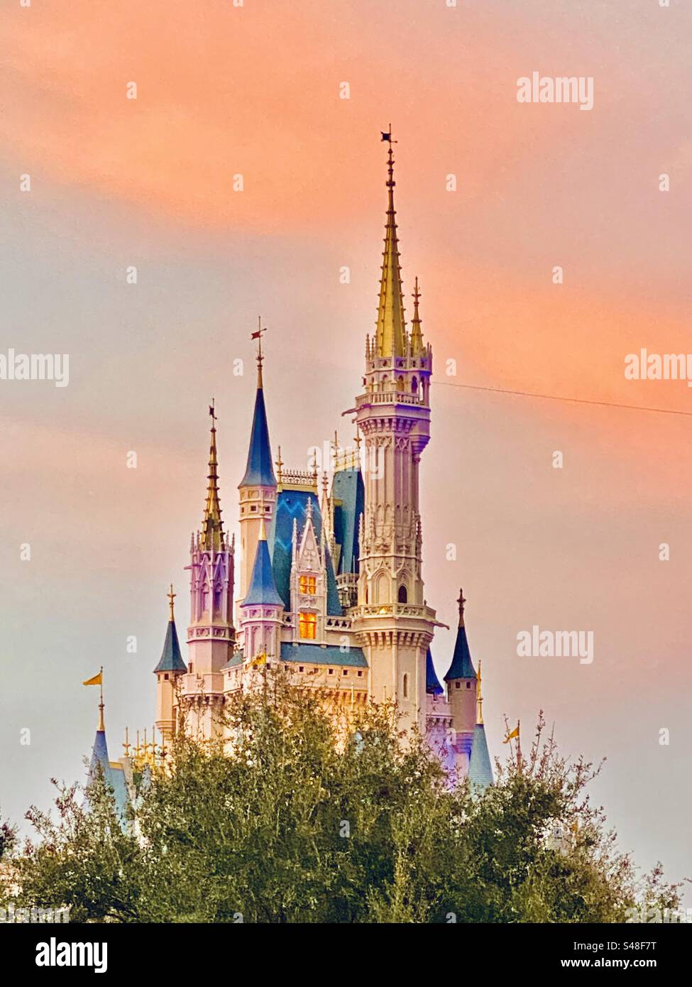 Castello di Cenerentola mentre il sole inizia a tramontare sul Regno Magico a Disney World. Orlando, Florida. Foto Stock