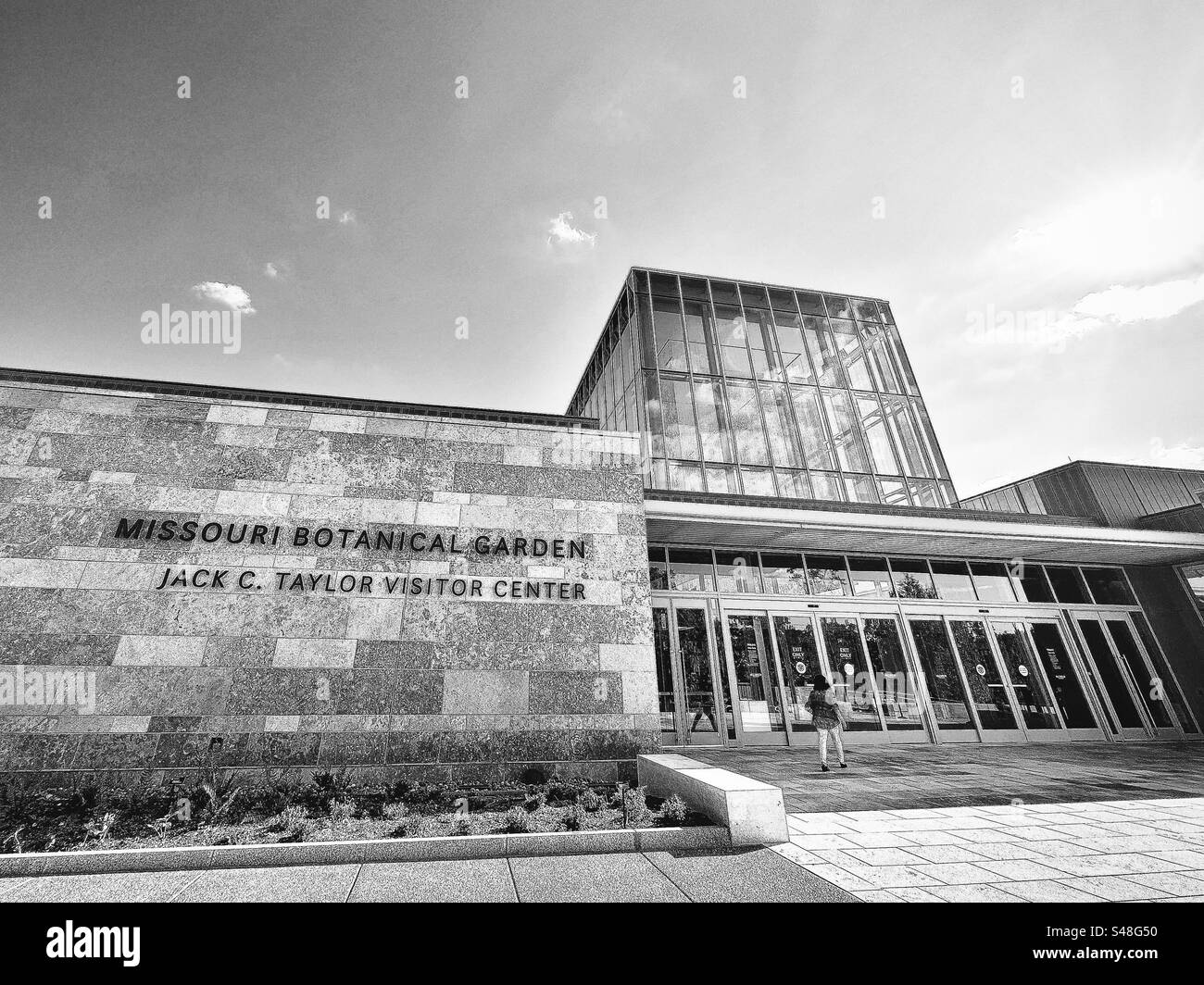 Centro visitatori Jack C. Taylor presso il Missouri Botanical Garden. Cartello all'ingresso. Architettura moderna. Filtro bianco e nero. Foto Stock