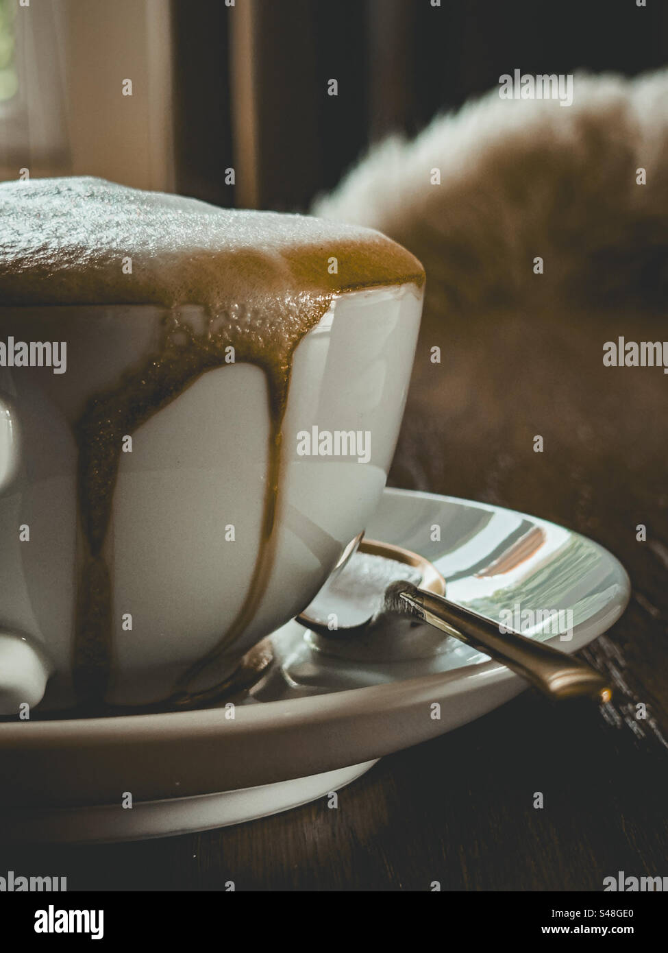 Coffee cup overflowing immagini e fotografie stock ad alta risoluzione -  Alamy