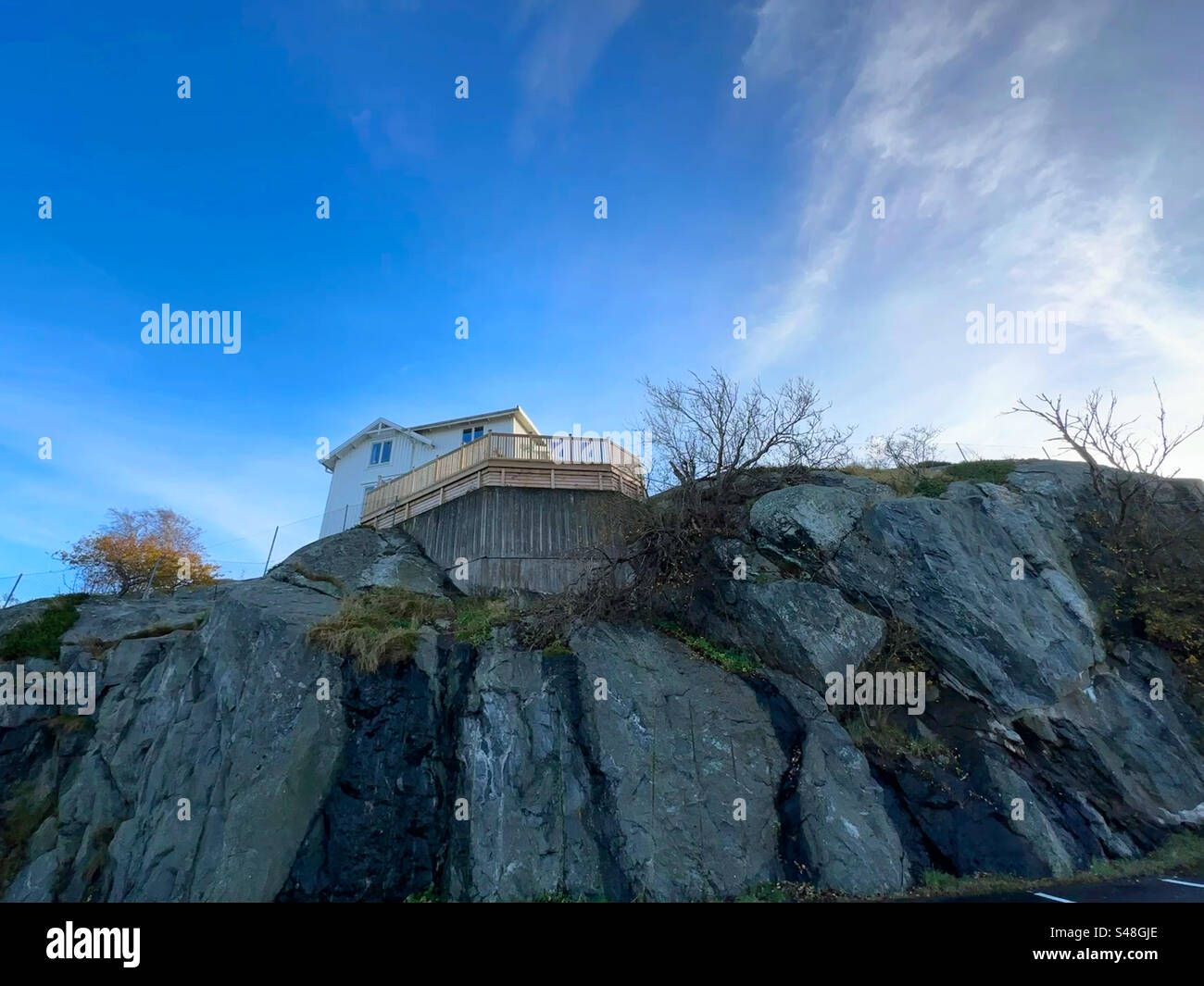 Una casa costruita nella roccia di Donsö, un'isola nell'arcipelago meridionale accanto a Goteborg, Svezia. Foto Stock