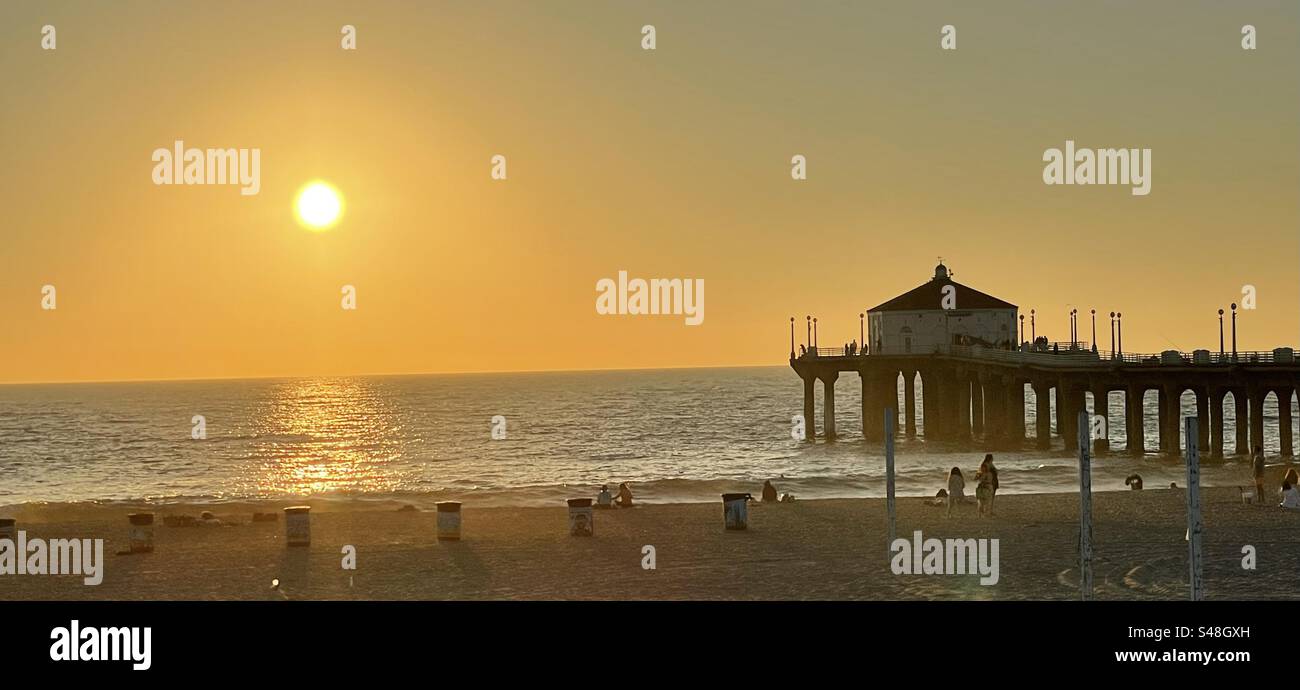 Una coppia guarda il Golden Sunset, il Manhattan Beach Pier, California, Orange County Foto Stock
