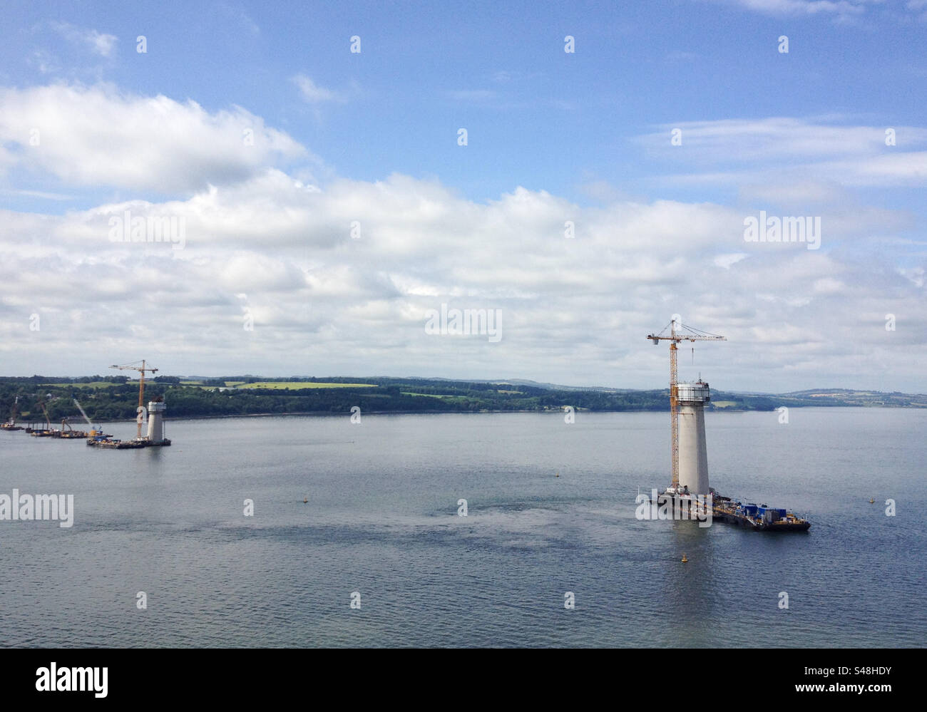 Vista dall'alto delle torri del ponte del Queensferry Crossing in costruzione sul Firth of Forth nel 2014, Scozia, Regno Unito Foto Stock