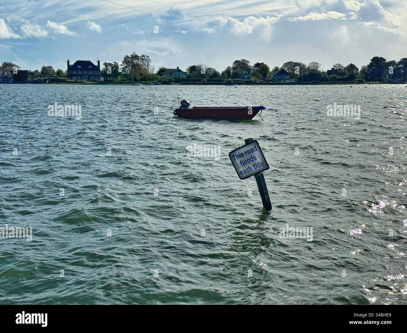 Strada allagata, Bosham, porto di Chichester, West Sussex, su una grande marea primaverile. Foto Stock