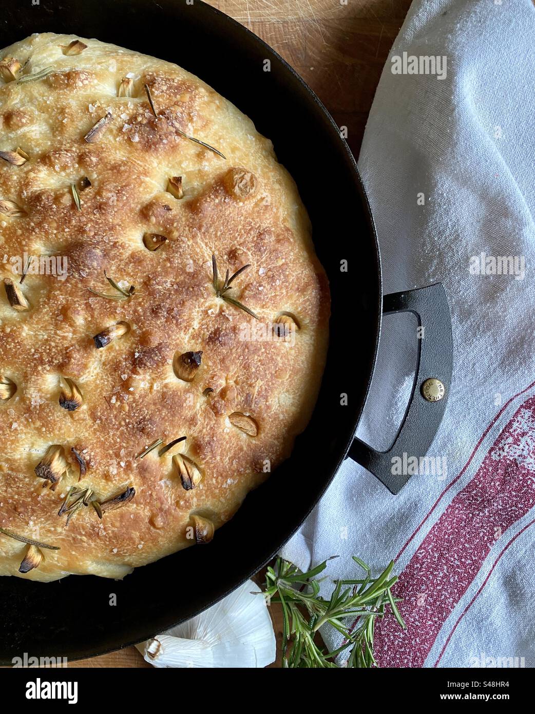 Focaccia di lievito naturale con aglio e rosmarino in casseruola Netherton Foundry Prospector cotta ad Aga - Immagine stock catturata con smartphone