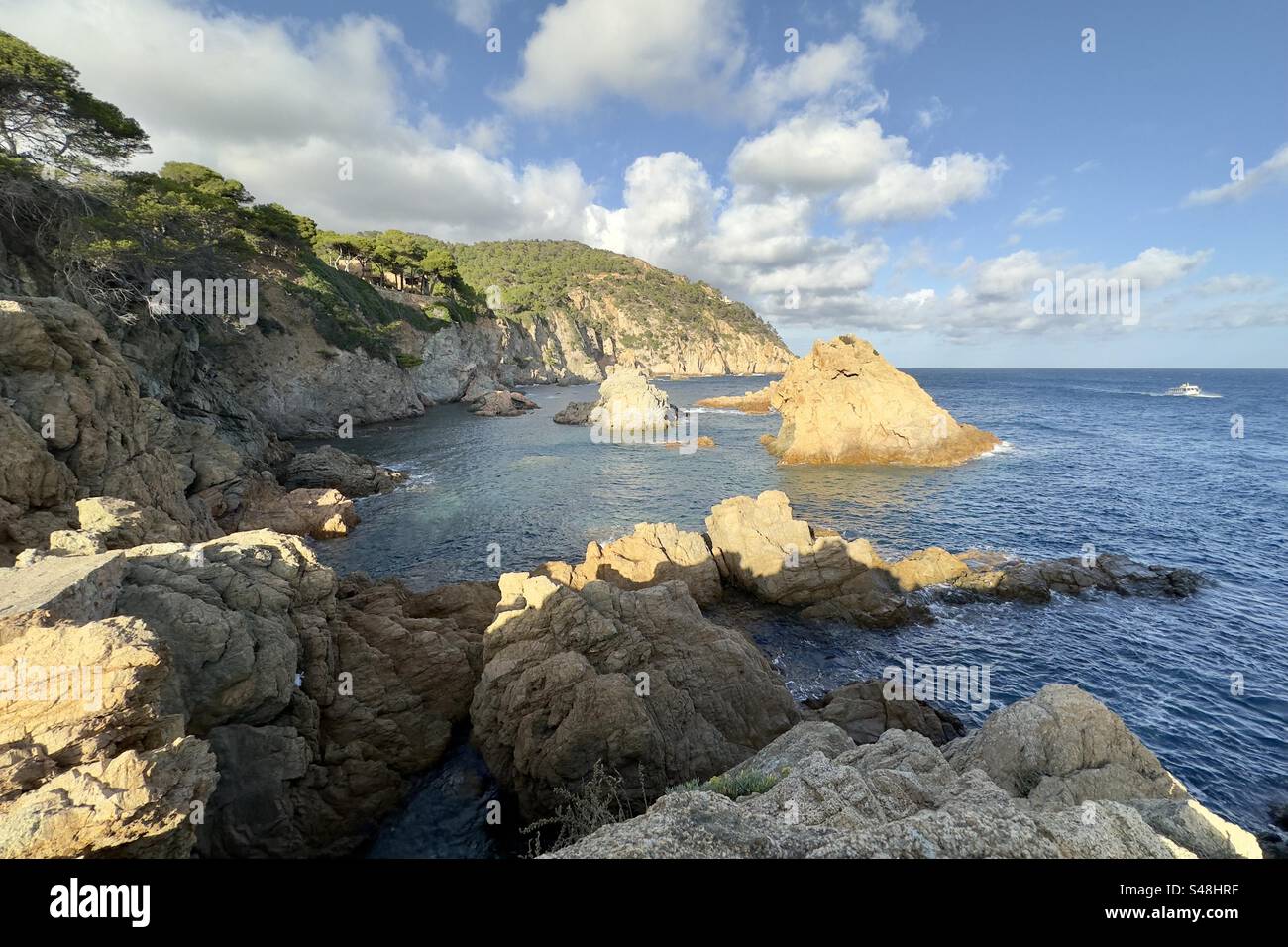 Splendido e ampio paesaggio panoramico di una costa rocciosa a Tossa de Mar, Spagna. Foto Stock