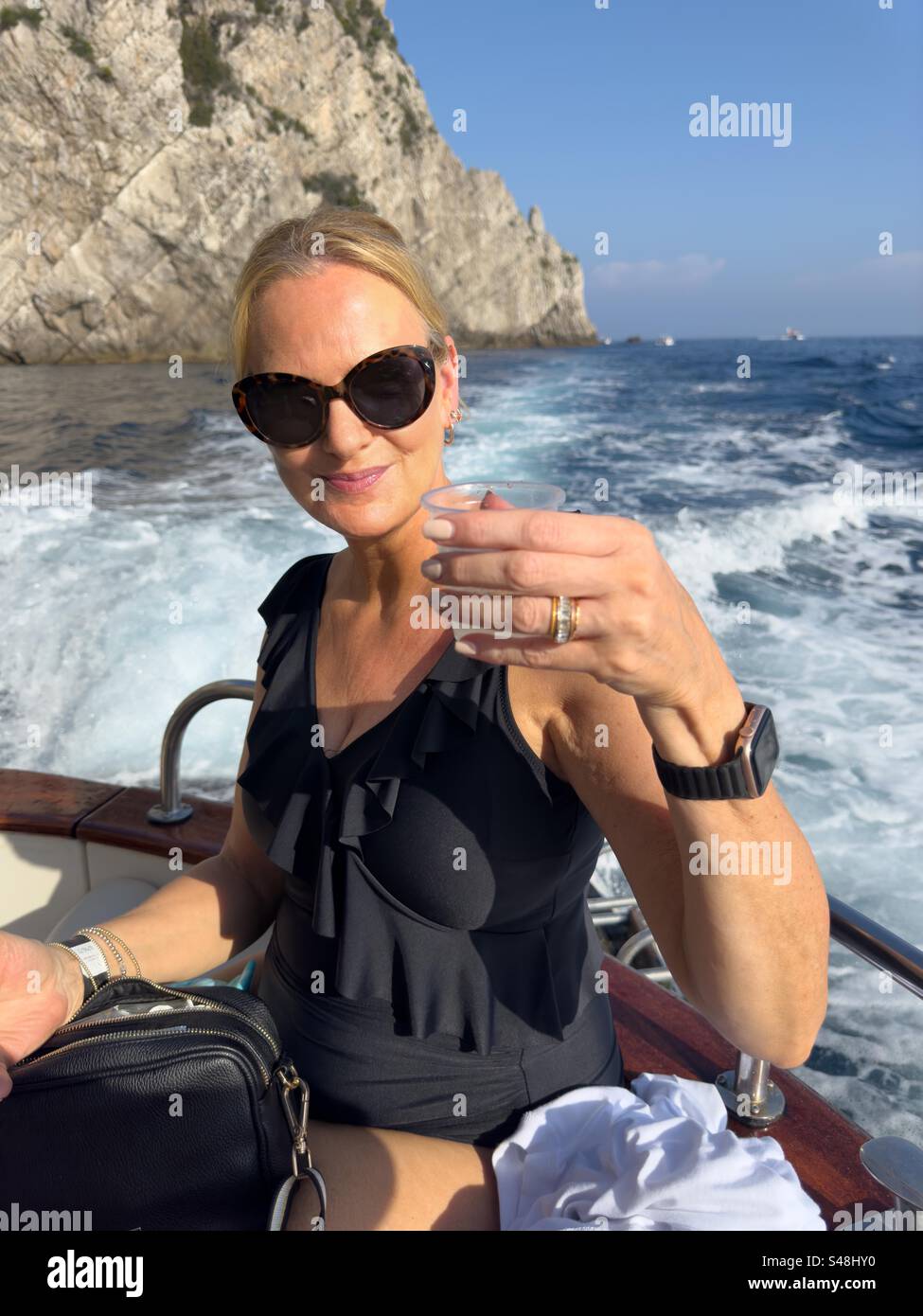 Gita in barca a Capri con un bicchiere di Prosecco - Immagine stock catturata con smartphone