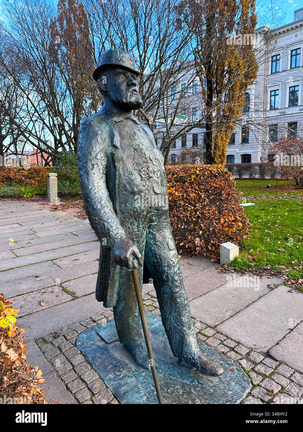 Una scultura di Charles Felix Lindbergh un uomo d'affari e filantropo (1840-1909) in un parco del centro di Gothenburg, Svezia. La scultura è stata creata da Jan Steen nel 1989. Foto Stock