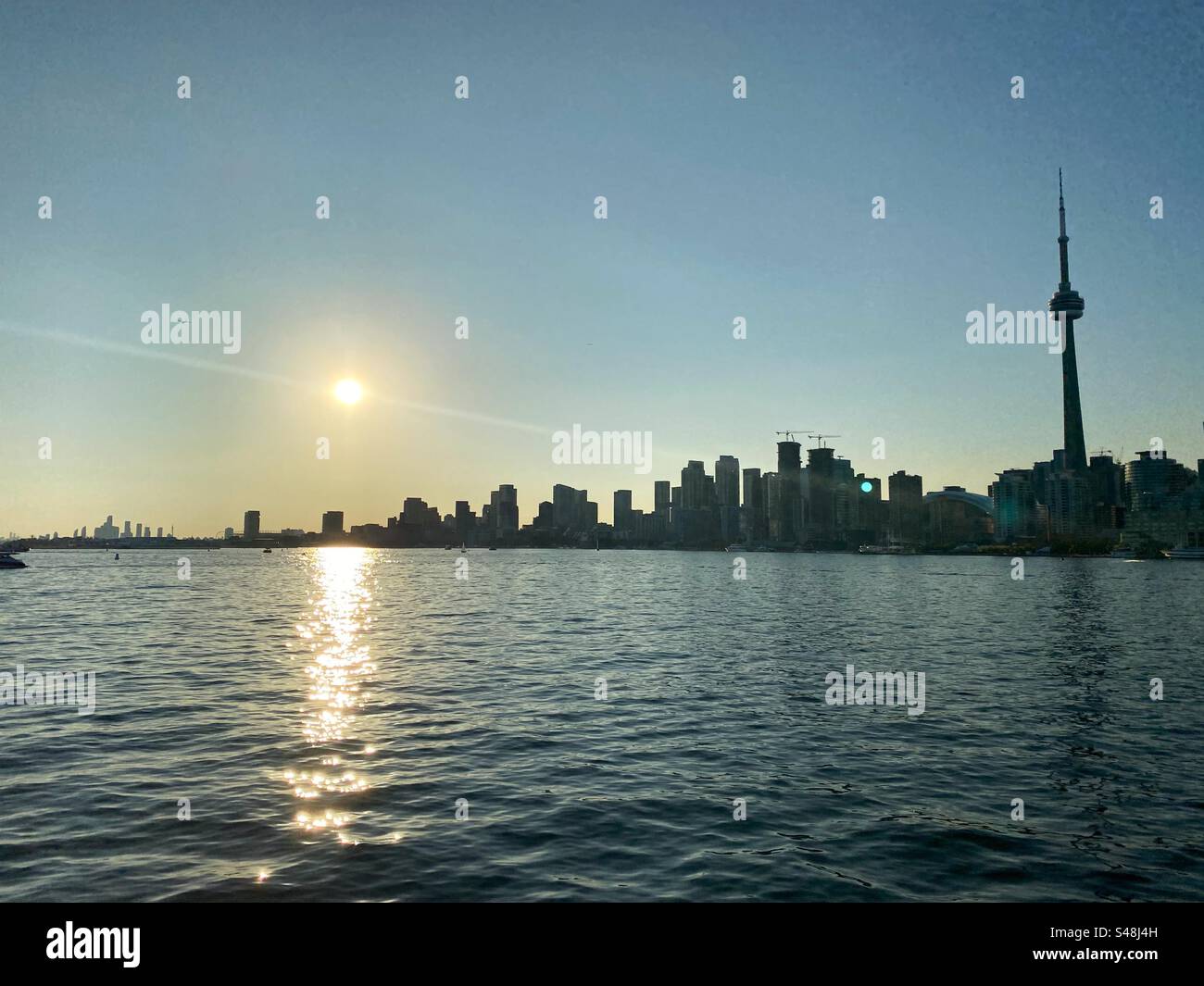 Vista della città di Toronto prima del tramonto dal lago Ontario Foto Stock