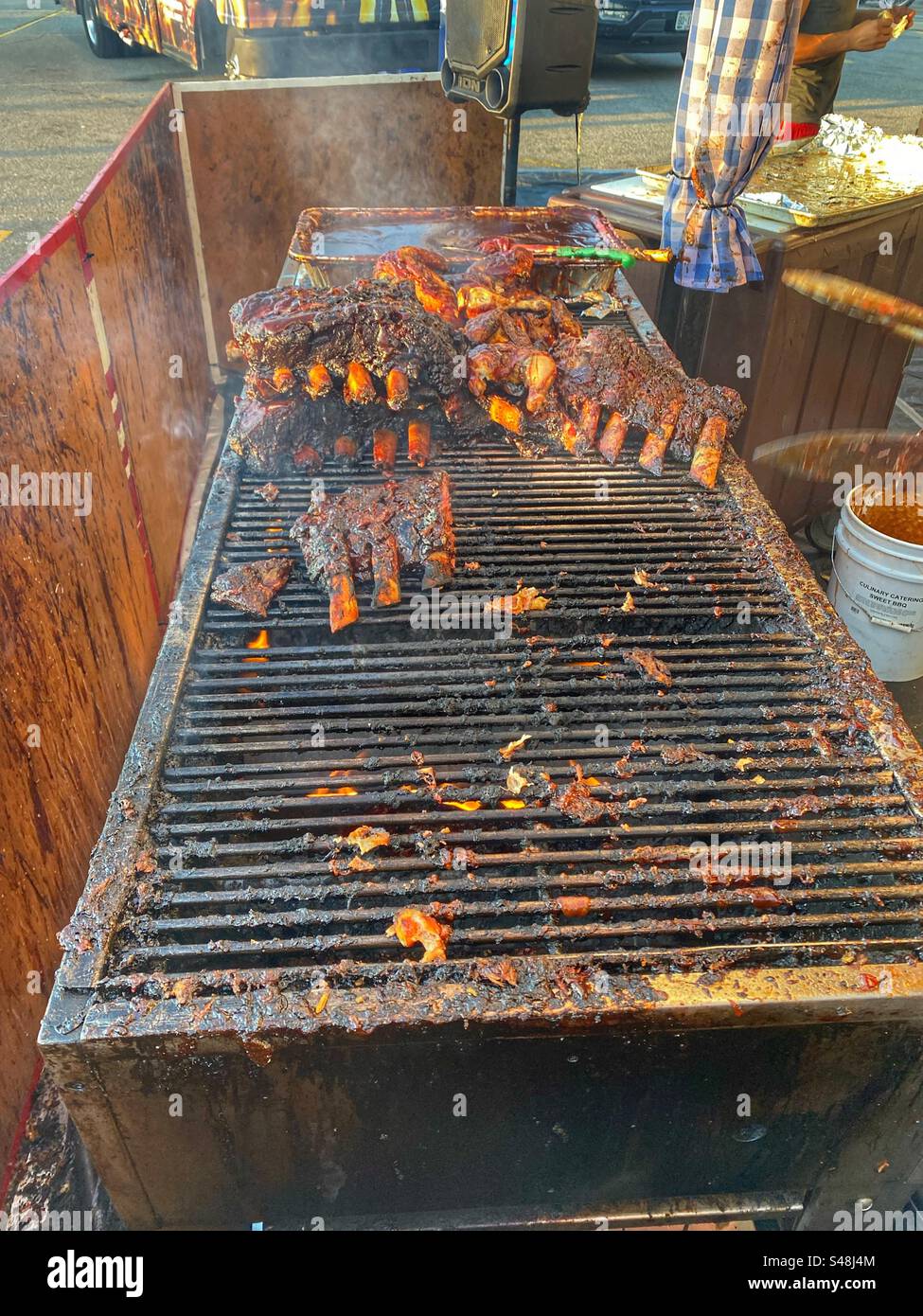 Costolette al barbecue all'evento Islamic Ribs a Mississauga, Ontario - Immagine stock catturata con smartphone