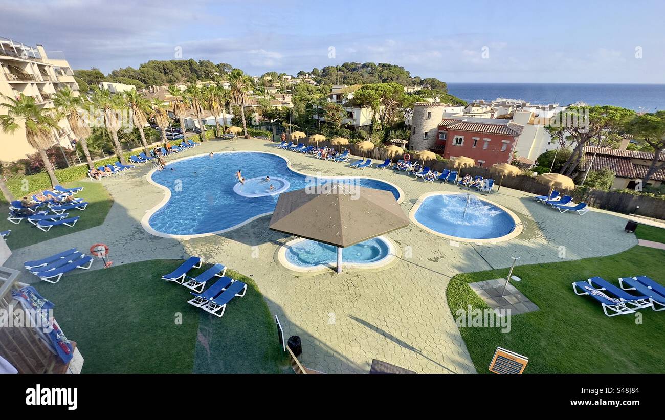 Foto panoramica dei turisti che si godono la piscina di un hotel sulla costa di Tossa de Mar, Costa Brava, Spagna - Immagine stock catturata con smartphone