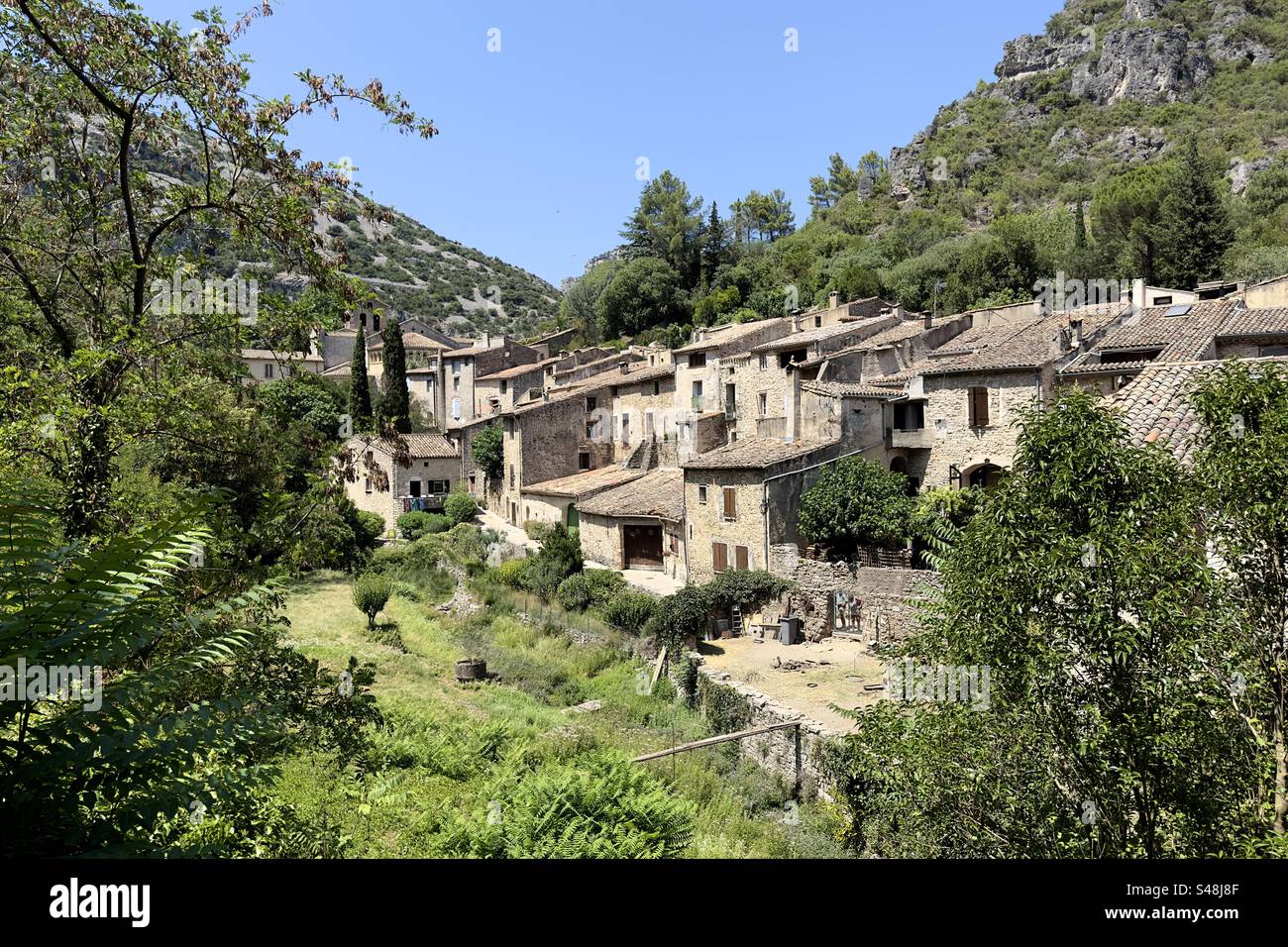 Pittoresco paesaggio panoramico di un tipico villaggio francese a Saint-Guilhem-le-Désert, Francia Foto Stock