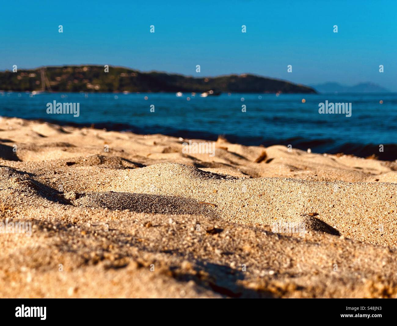 Primo piano di sabbia sulle spiagge di Saint Tropez a Pampelonne Beach Foto Stock