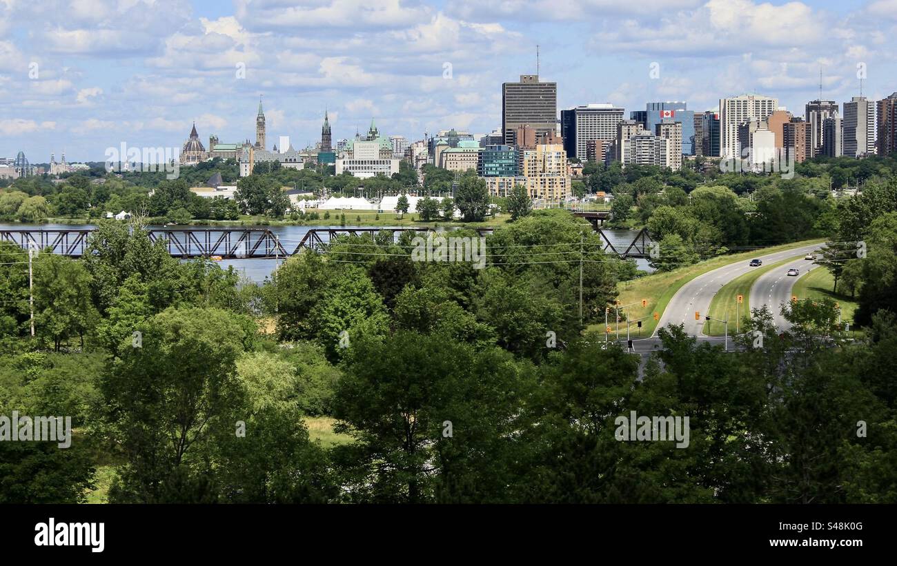 Foto panoramica del centro di Ottawa, con vista sul fiume, su un ponte, sul parlamento e sui grattacieli - Immagine stock catturata con smartphone