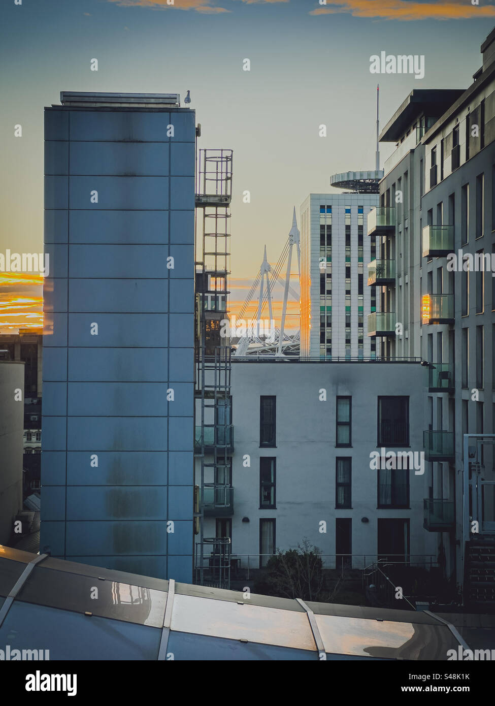 Principality Stadium Cardiff visto dal centro commerciale St David's/Dewi Sant al tramonto: Phillip Roberts - Immagine stock catturata con smartphone