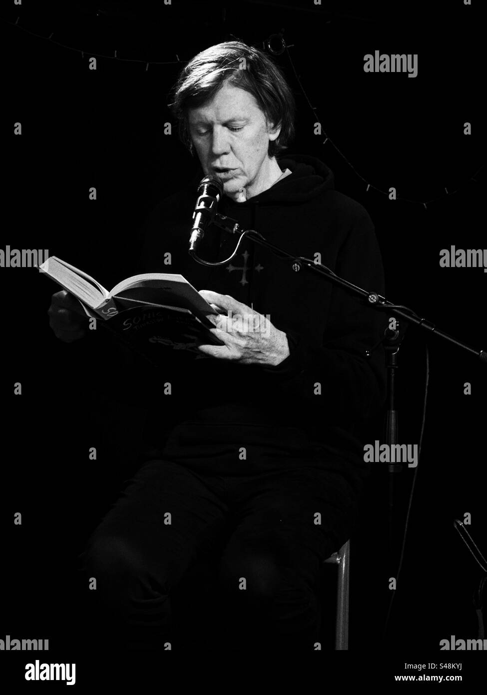 Thurston Moore, di Sonic Youth, leggendo dal suo libro di memorie intitolato "Sonic Life" presso il negozio di dischi Rough Trade il 18 novembre 2023. - Immagine stock catturata con smartphone