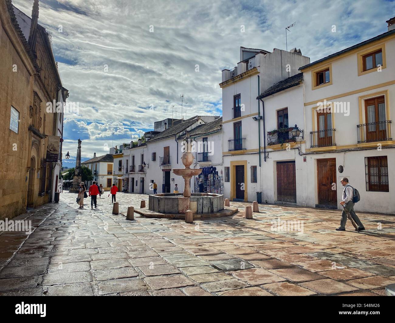 Pittoresca piazza pedonale con fontana nel cuore di Córdoba, Spagna. Foto Stock