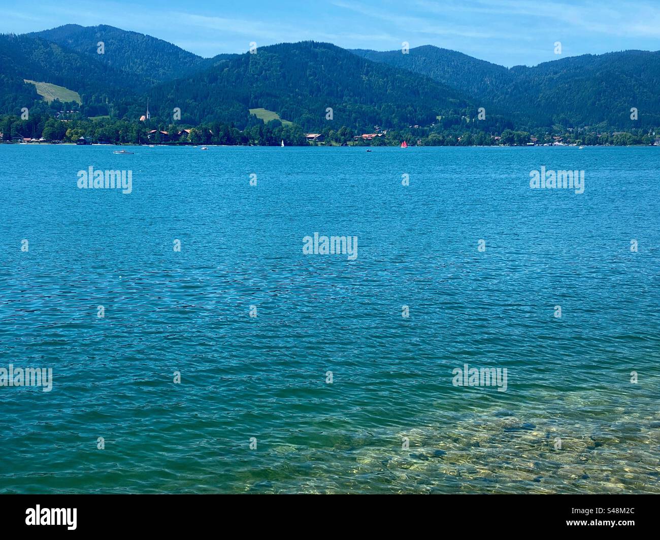 Acque blu del lago Tegernsee circondato dalle Alpi e dalle foreste bavaresi, Germania. Foto Stock