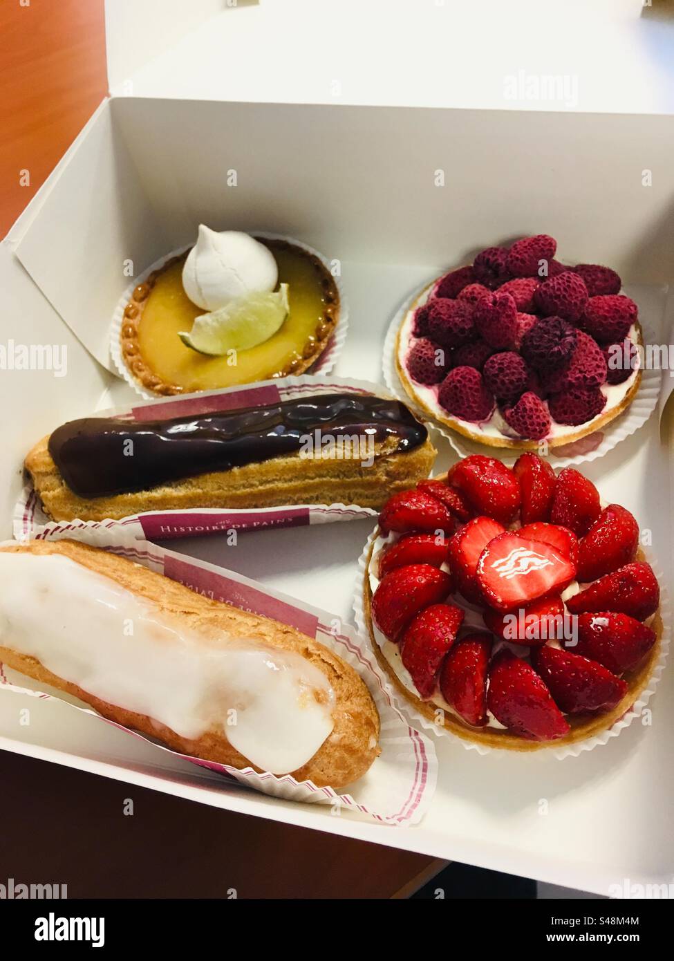 Primo piano di una scatola di dolci bianchi Foto Stock