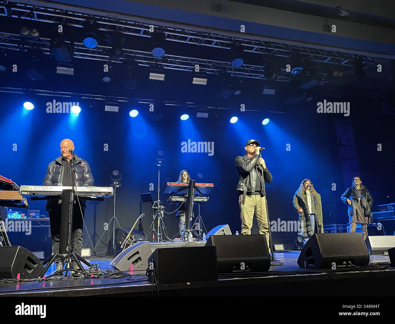 Heaven 17 facendo un controllo del suono prima del loro concerto del tour Luxury Gap 40th Anniversary al padiglione De la Warr Bexhill on Sea nel novembre 2023 Foto Stock