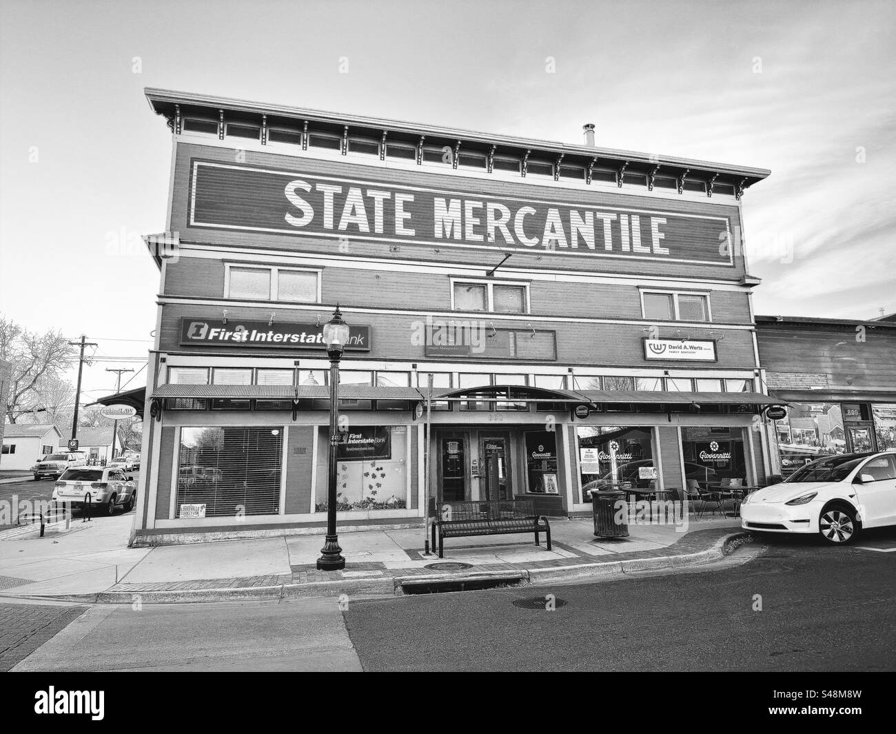 Louisville, Colorado, USA: Edificio statale mercantile con vista sulla strada. Aziende locali nel centro città. Filtro bianco e nero. Foto Stock