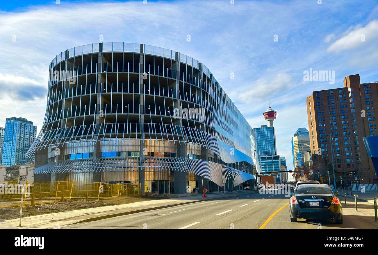 Scena stradale, 9th Avenue sud, centro di Calgary, Alberta. Grattacieli, torri per uffici, aziende, commerciali, industriali, ricchezza, parcheggio, parcheggio - Immagine stock catturata con smartphone