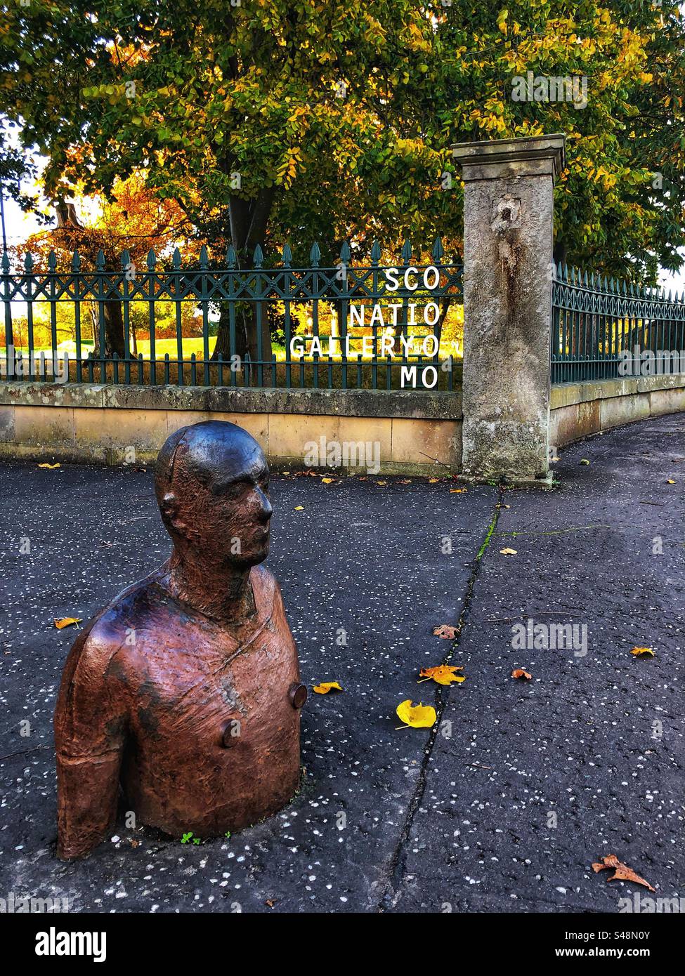 Statua di Antony Gormley presso la Scottish Gallery of Modern Art di Edimburgo - Immagine stock catturata con smartphone
