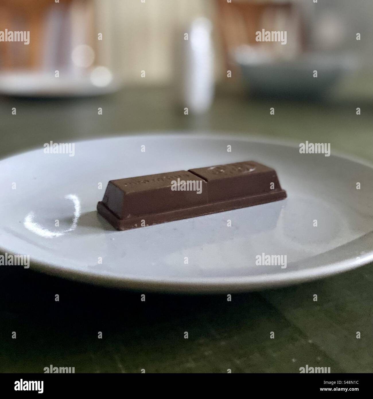 Una foto eccessivamente cinematografica di un KitKat. Foto Stock