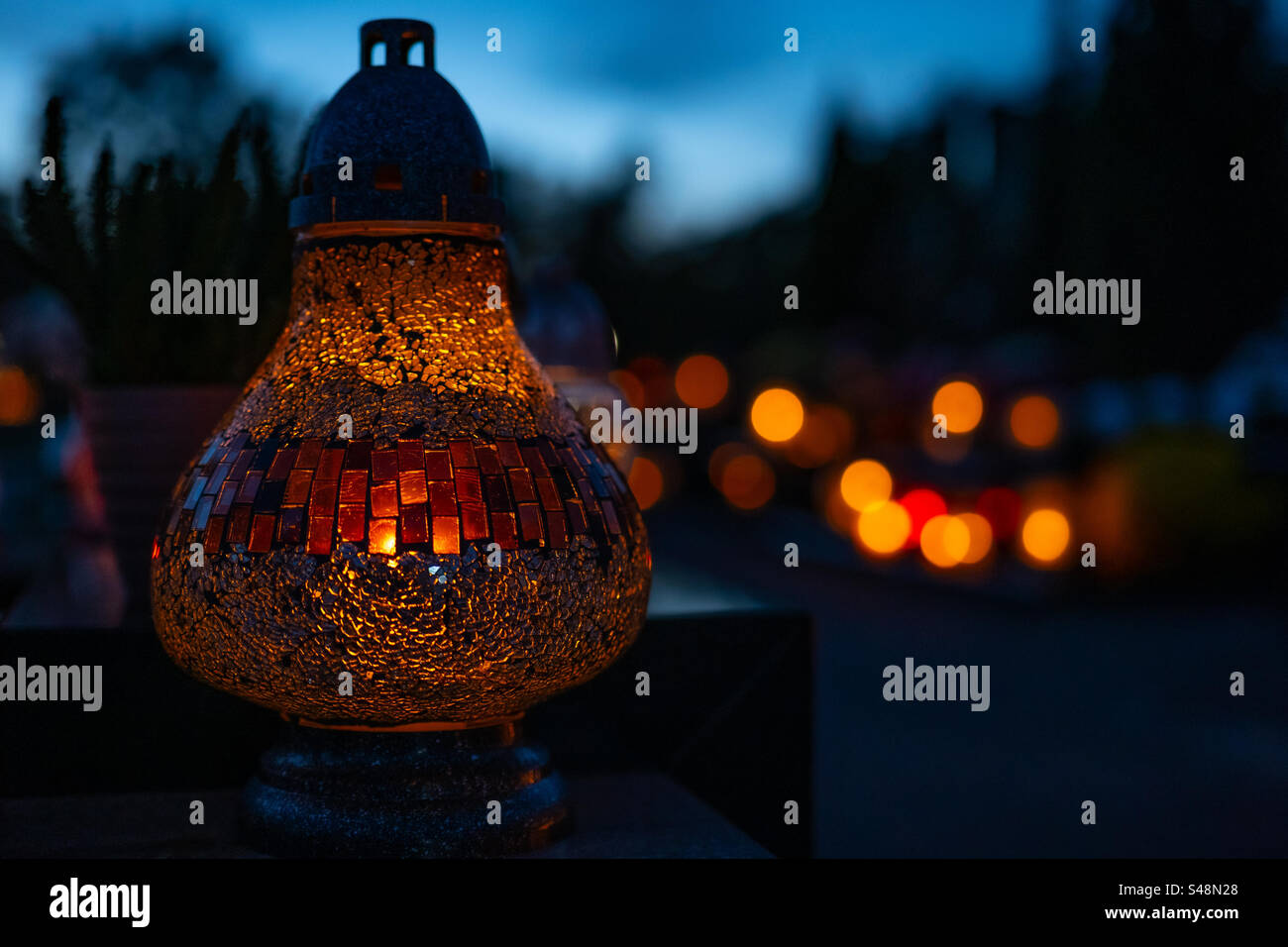 Candela sulla tomba di notte - Immagine stock catturata con smartphone