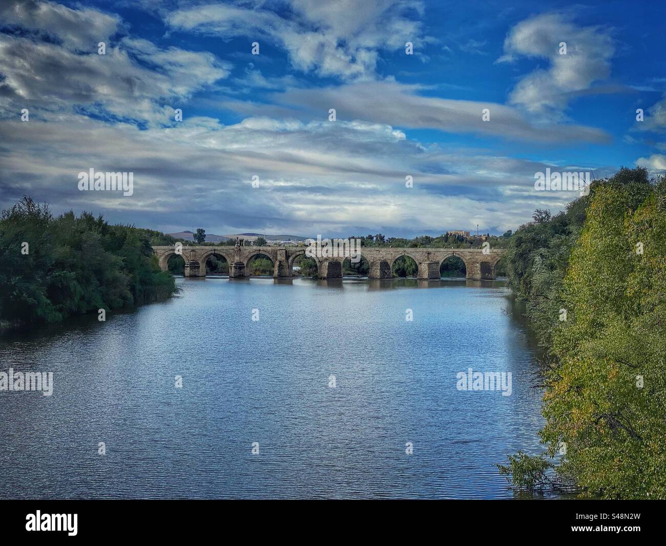 Antico ponte romano sul fiume Guadalquivir a Córdoba, Spagna. Foto Stock