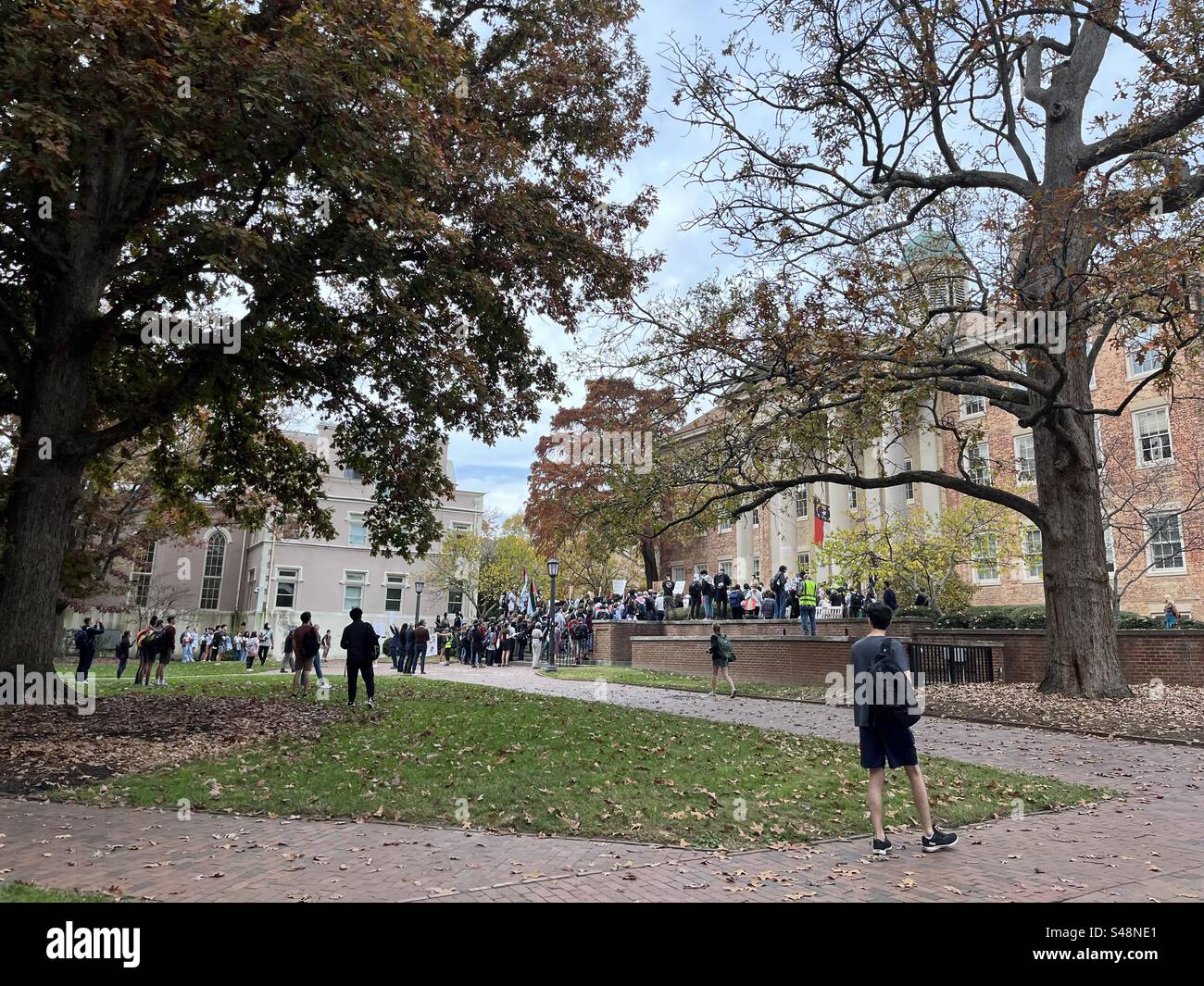 University of North Carolina UNC Chapel Hill College protesta studentesca a sostegno della Palestina il Quad novembre 2023 e gli spettatori Foto Stock