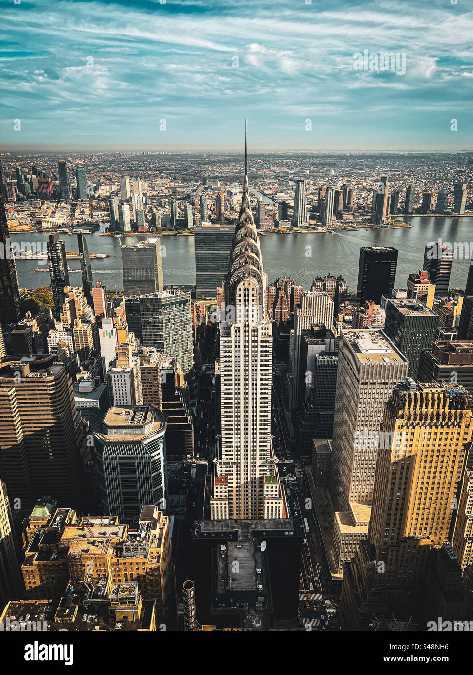 Vista aerea di Manhattan verso il centro-est con il Chrysler Building dominante. Foto Stock