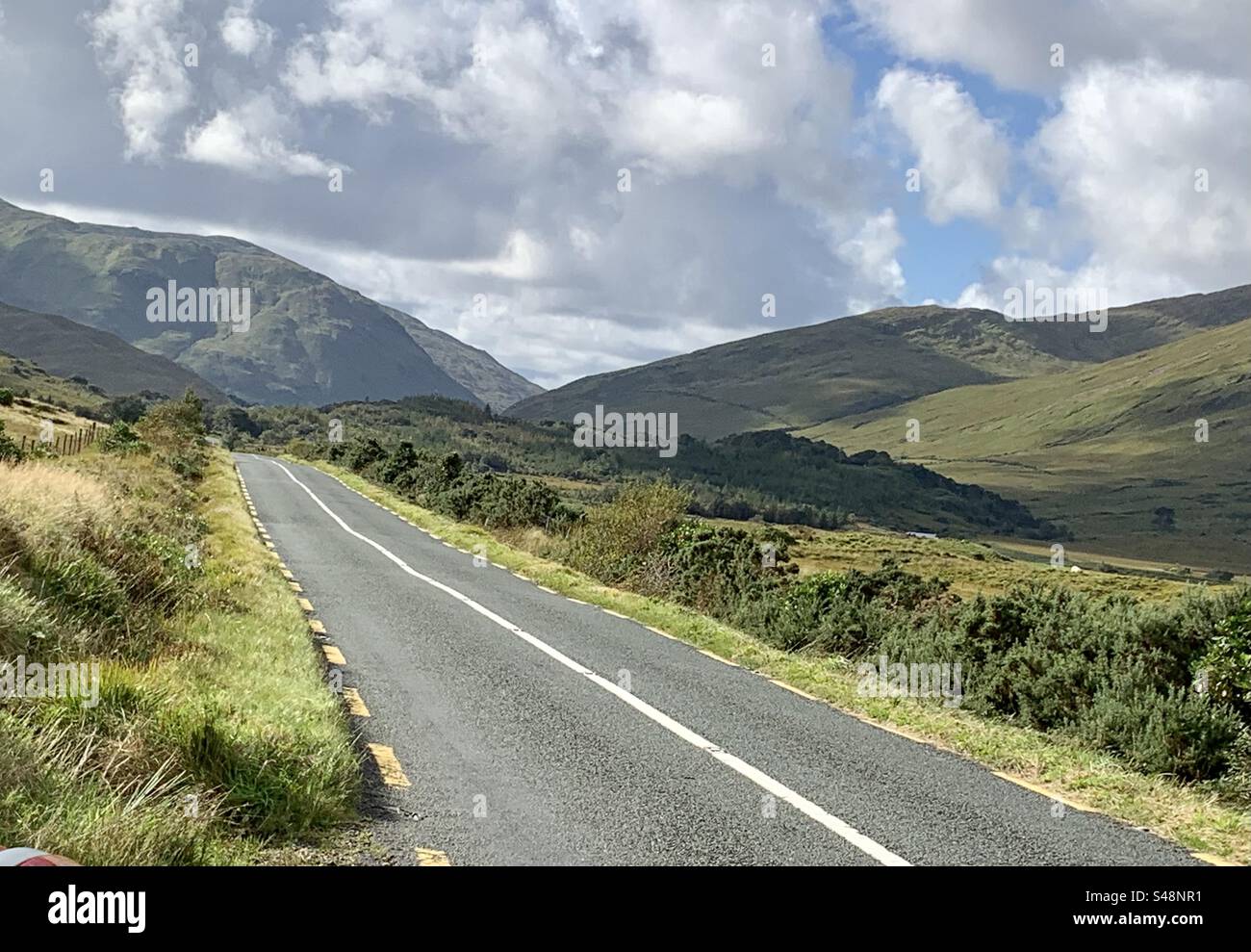Country Road, Wild Atlantic Way, IrelandWild Landscapes - Immagine stock catturata con smartphone