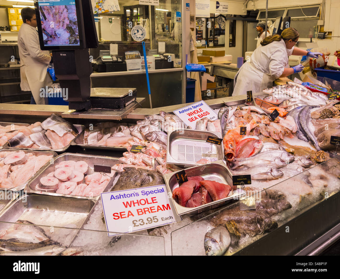 Banco Ashtons Fish al Cardiff Central indoor Market dicembre 2023: Phillip Roberts - Immagine stock catturata con smartphone