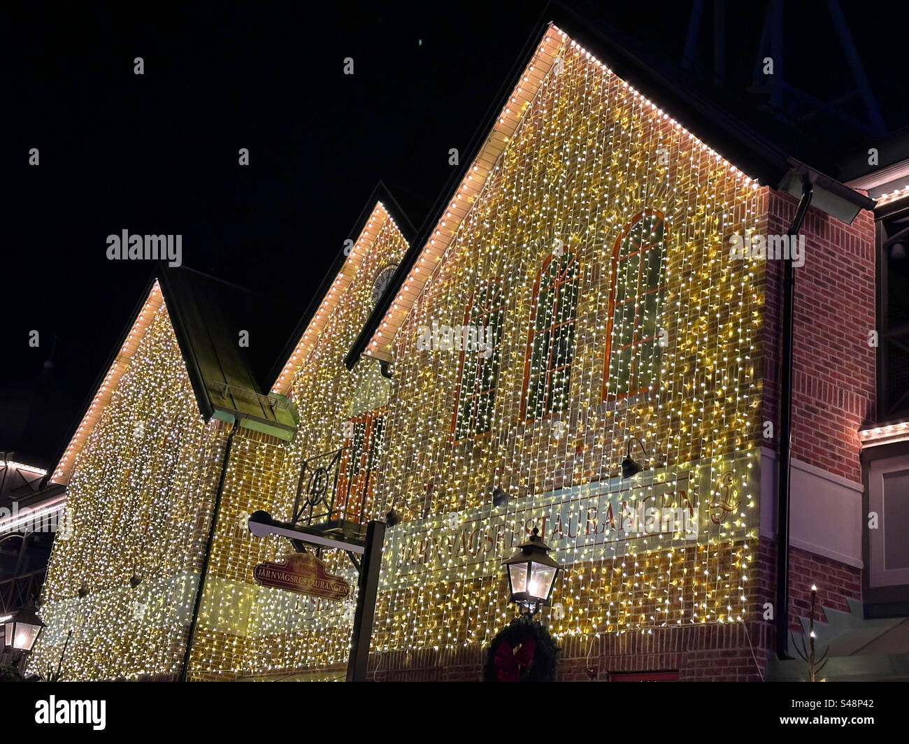Un edificio coperto di luci da favola al parco a tema Liseberg, Gothenburg Svezia a Natale. Foto Stock
