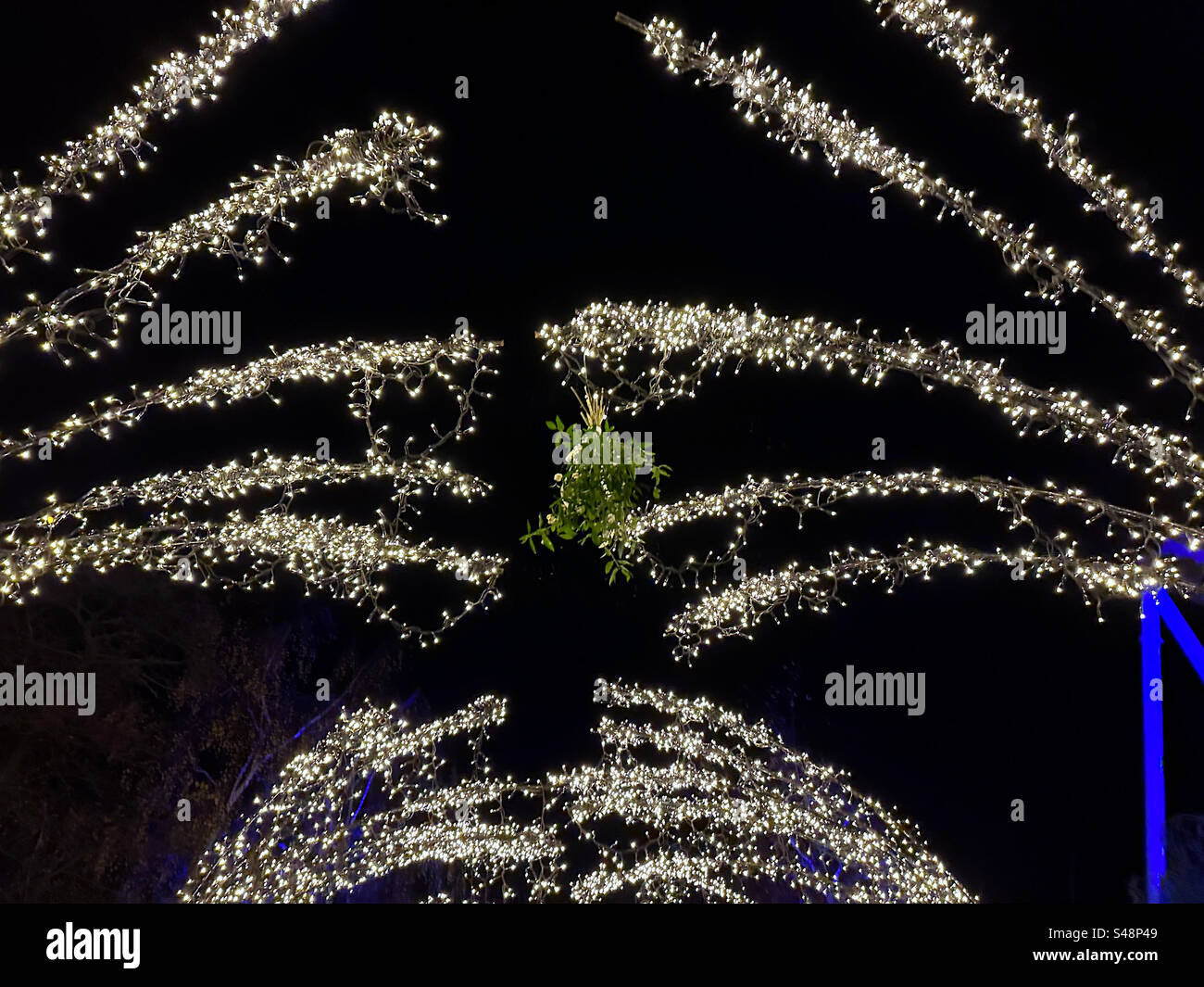 Un arco di luci da favola e un mucchio di vischio al parco a tema Liseberg, Gothenburg Svezia a Natale. Foto Stock