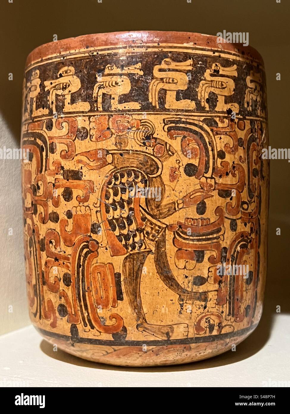 Antico vaso cilindrico decorato in policromo Maya Ulua - Precolombiano CA. 500 D.C. Foto Stock