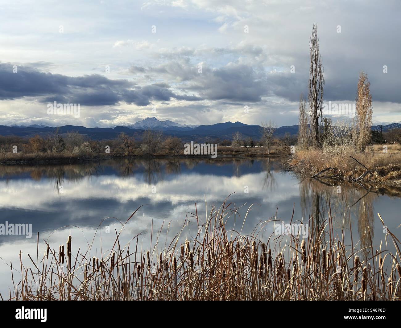 Vista della catena montuosa di Longmont, Colorado, USA, con laghetto in primo piano. Scena naturale in una nuvolosa giornata autunnale. - Immagine stock catturata con smartphone
