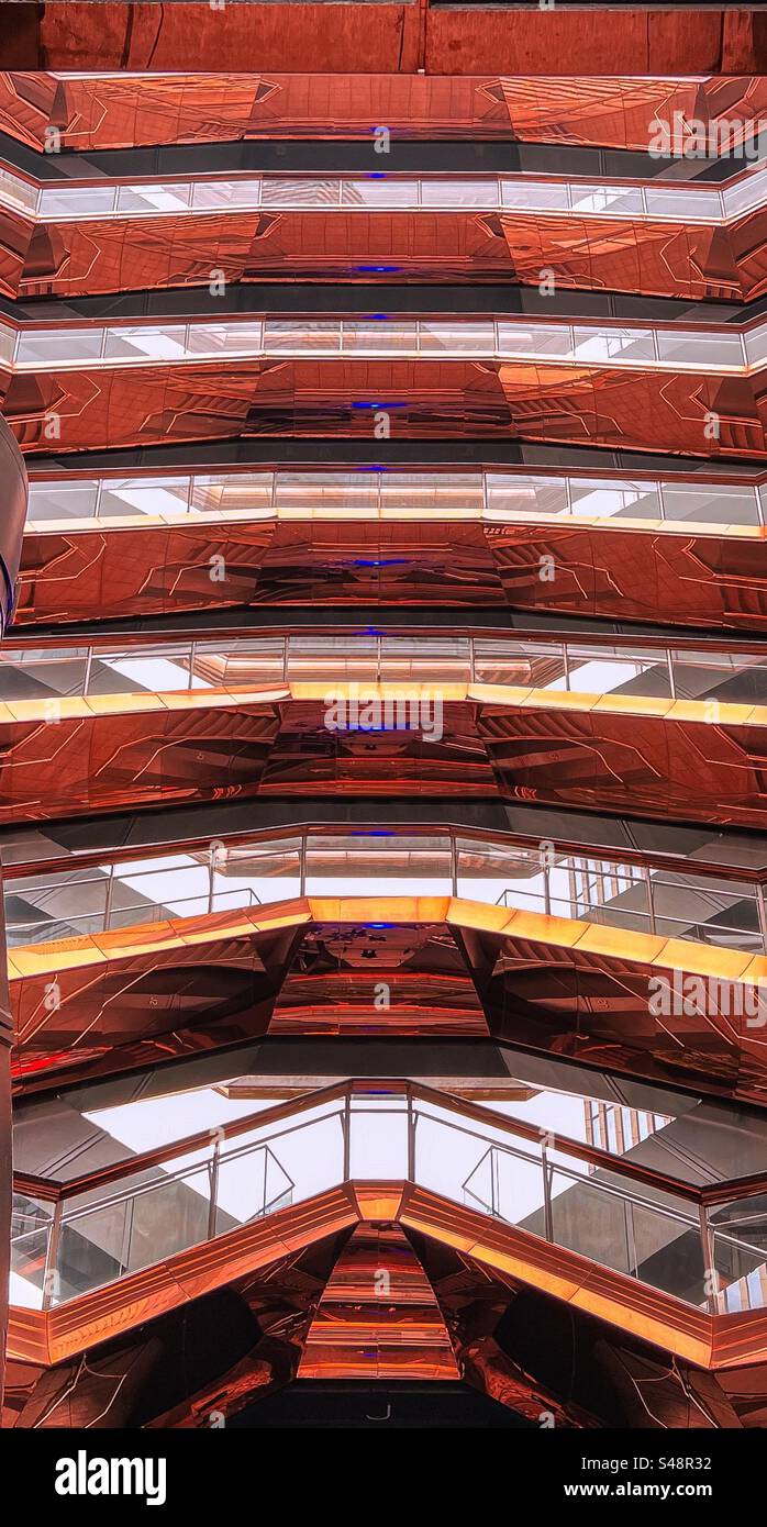 Guardando in alto un lato dell'opera d'arte della nave nello sviluppo di Hudson Yards, New York. Comprende 16 piani e 154 scalini ed è stato progettato da Thomas Heatherwick. Foto Stock