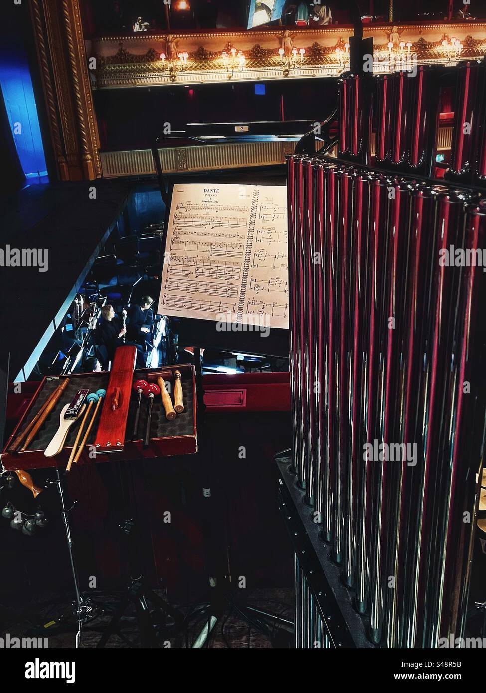 Gli strumenti a percussione includono campane tubolari utilizzate in una esecuzione di balletto The Dante Project - spartiti mostrati - alla Royal Opera House di Covent Garden a Londra. Foto Stock