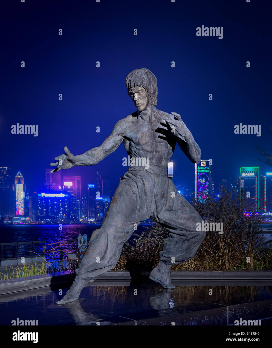 Statua di Bruce Lee nell'Avenue of the Stars, lungo la passeggiata al porto di Victoria a Hong Kong Foto Stock