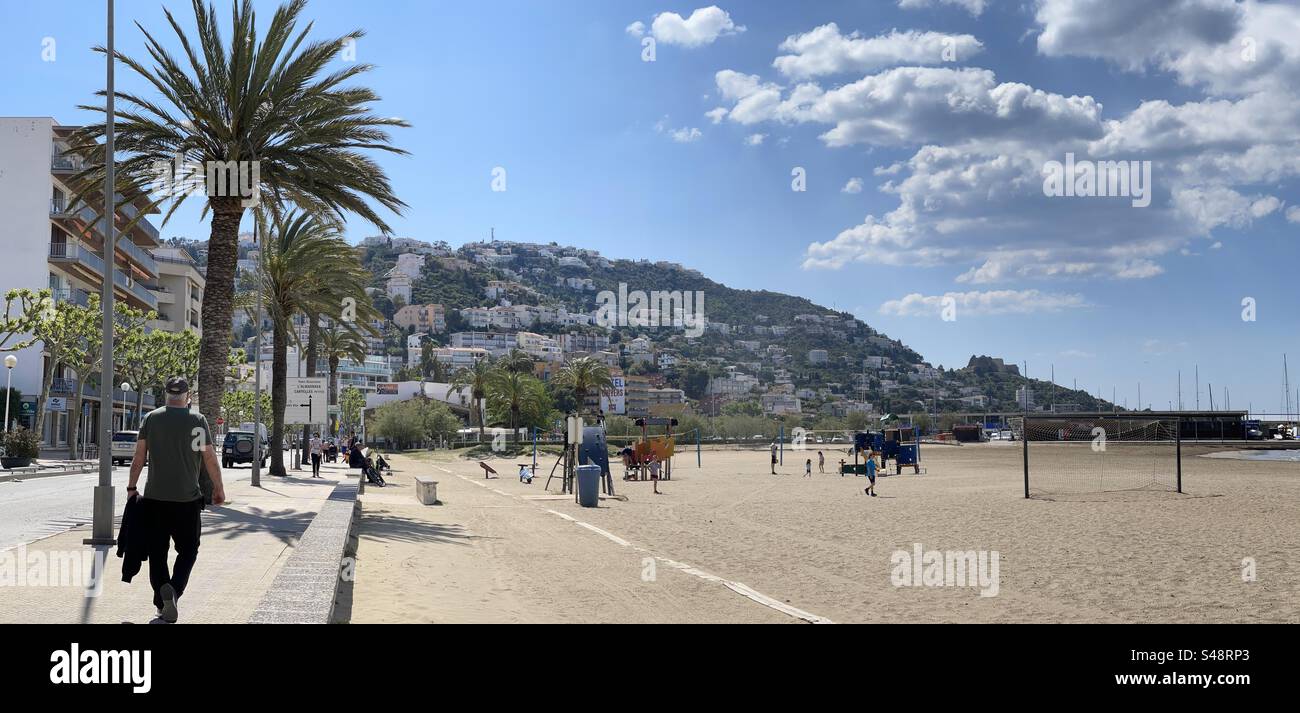 Ampia panoramica della spiaggia principale di Roses sulla Costa Brava, Spagna - Immagine stock catturata con smartphone