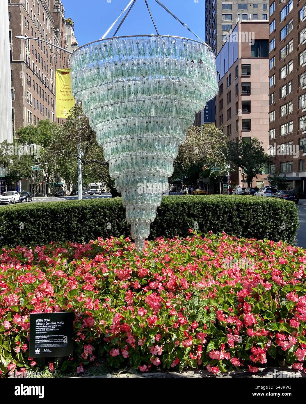 Bottiglie di vetro sopra i fiori, Park Avenue, New York - Immagine stock catturata con smartphone
