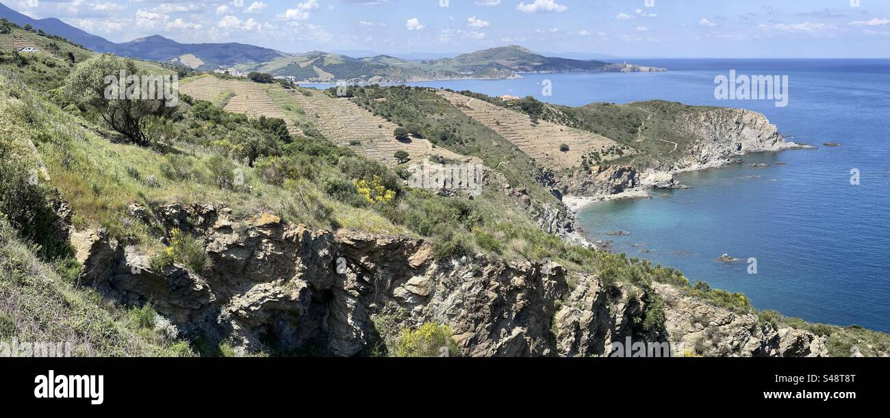 Vista panoramica della costa frastagliata intorno a Cerbère, vicino al confine spagnolo - Immagine stock catturata con smartphone