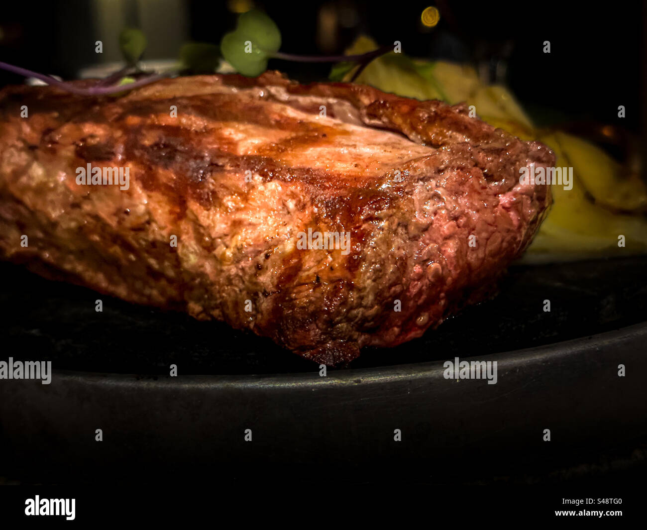 Primo piano della bistecca su un piatto frizzante Foto Stock