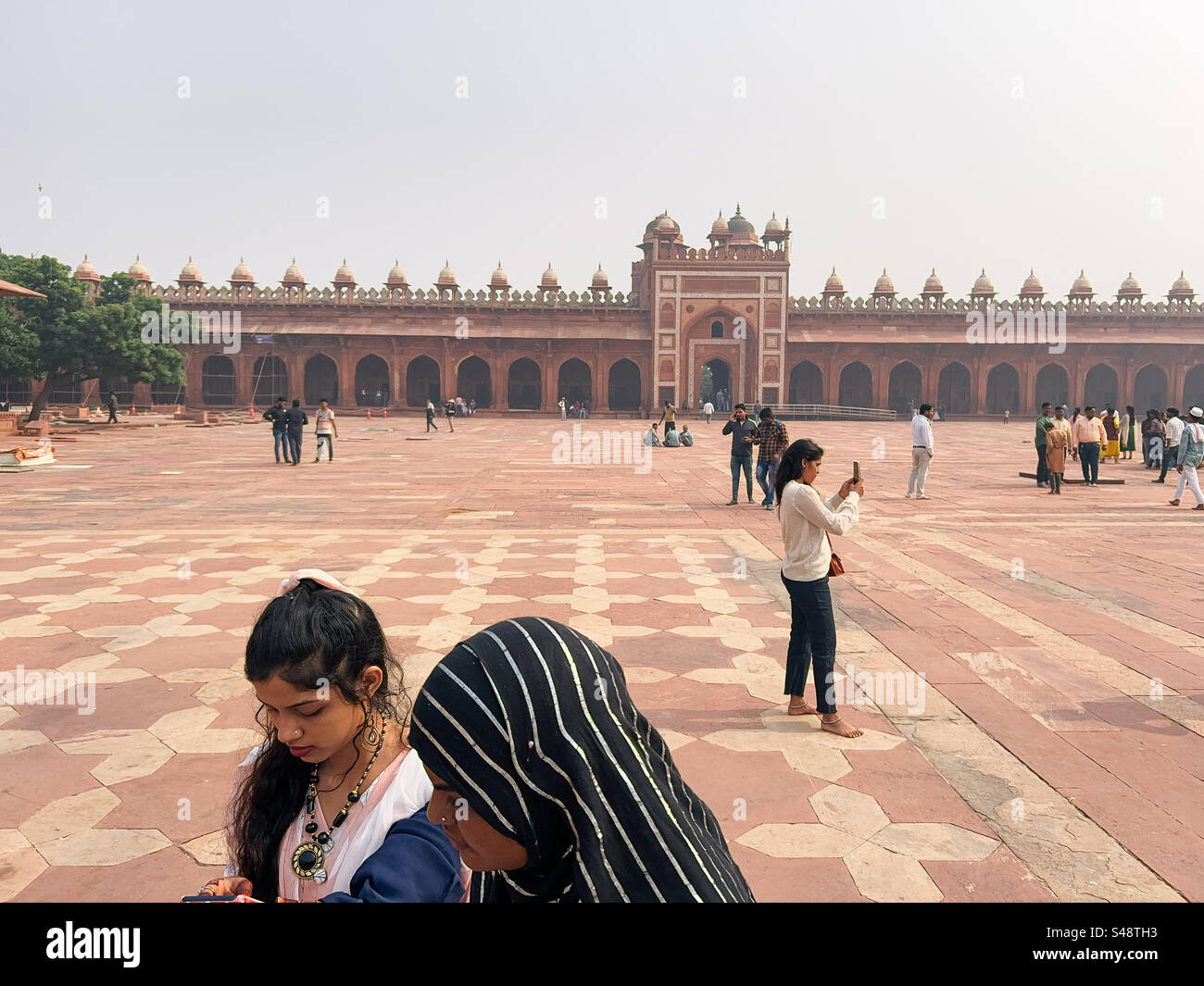 Turisti indiani al santuario Sufi e alla moschea islamica di Fatehpur Sikri in India - Immagine stock catturata con smartphone